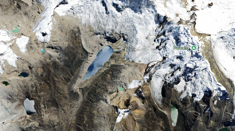 Vista de satélite de um grande lago glacial na borda de um vale profundo.